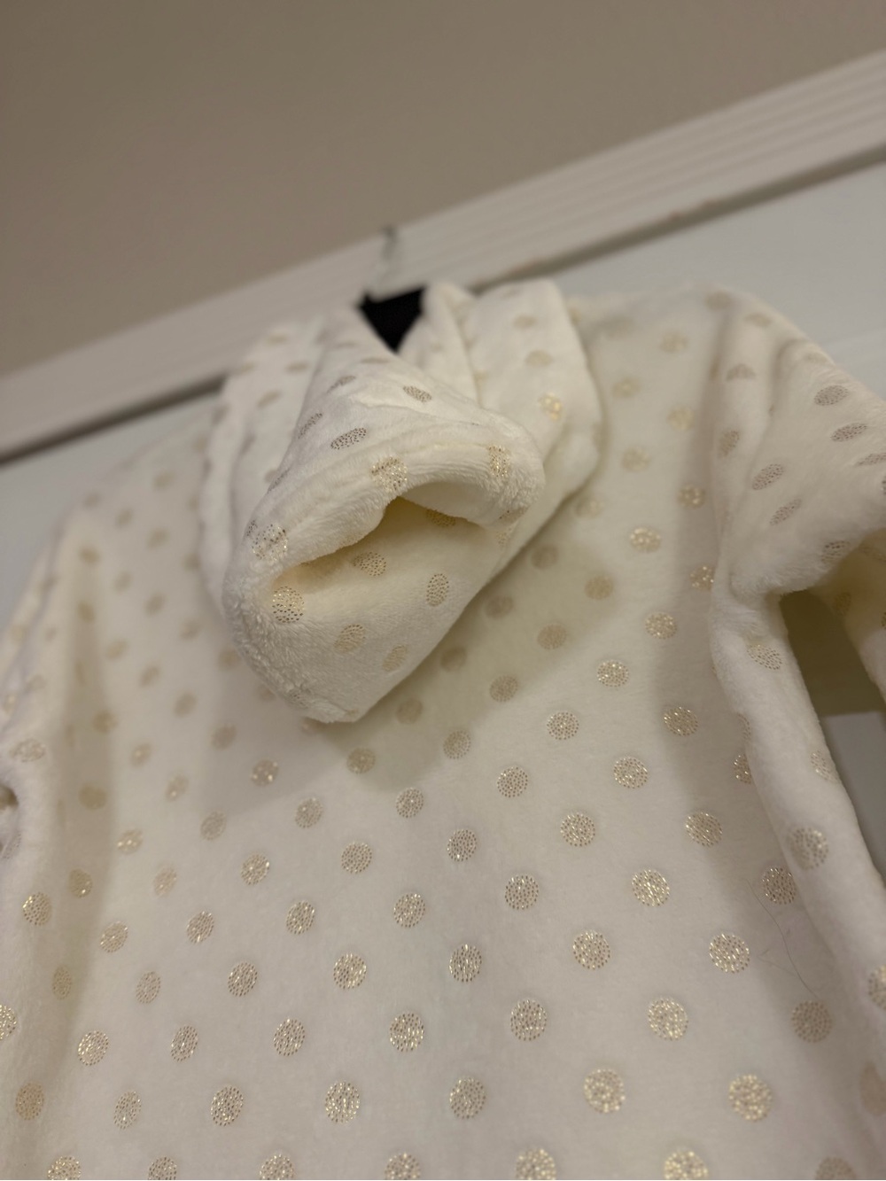 BCBG Girls~Soft~Fuzzy~Off-White~Metallic Gold Polka Dot~Pullover~Hoodie~Size L - Picture 10 of 13
